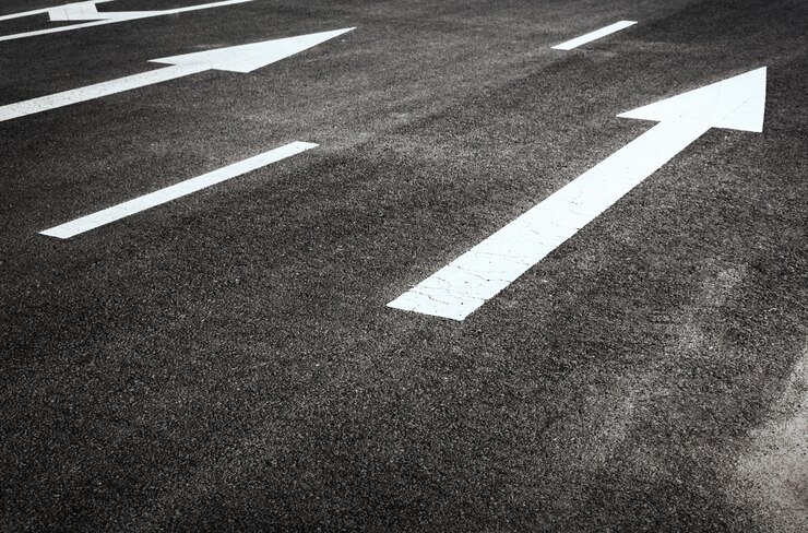 無料Photo 矢印の付いた道路