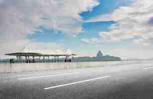 Foto gratuita strada con un cielo blu