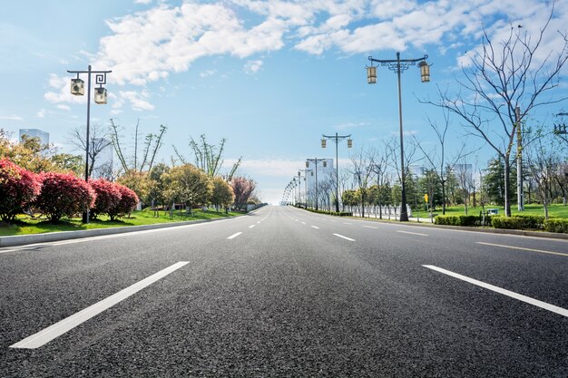 両側に木が道路