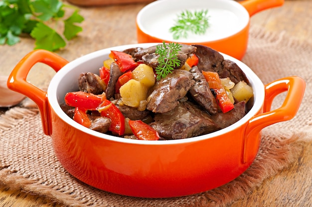 Free photo roast chicken liver with vegetables