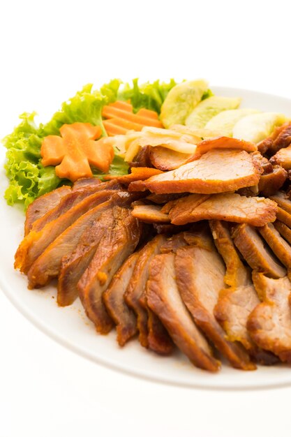 Жареный барбекю красная свинина с сладким соусом в китайском стиле питания в белой тарелке, изолированных на белом фоне