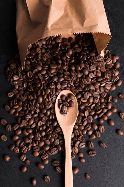 Free photo roasted beans of tasteful coffee and shopping paper bag