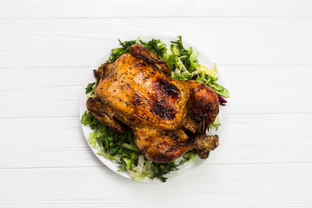 Бесплатное фото Жареная курица на салате