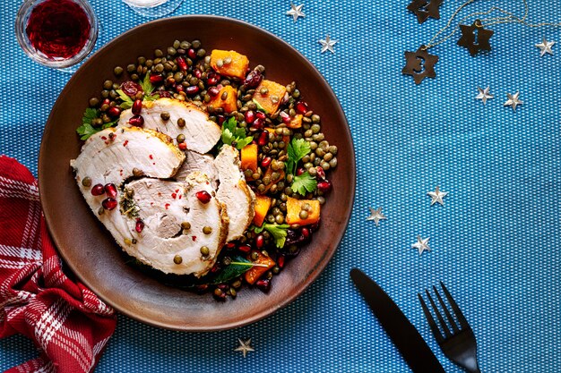 ザクロとレンズ豆の食べ物の写真とローストクリスマスハム