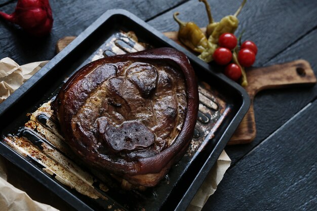 Foto gratuita carne arrostita sulla superficie nera