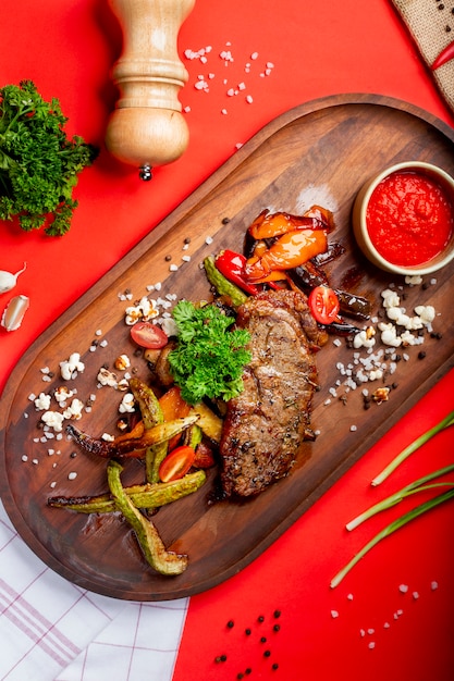 Fetta di carne arrosto con verdure fritte