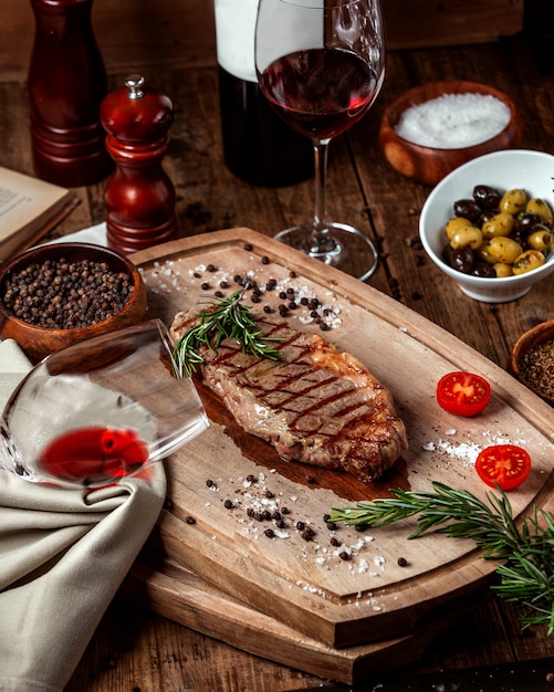 Foto gratuita fetta di carne arrosto con bicchiere di vino