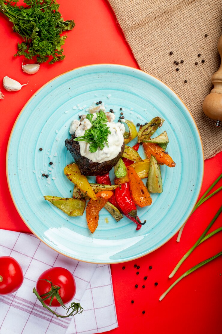 Бесплатный Фотография жареное мясо со сметаной и овощами