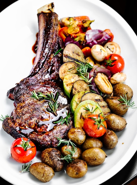 Free photo roasted rib with fried vegetables