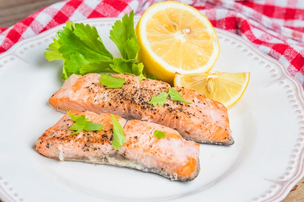 Free photo roasted salmon