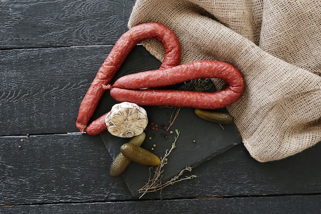 Free photo roasted sausages with ingredients