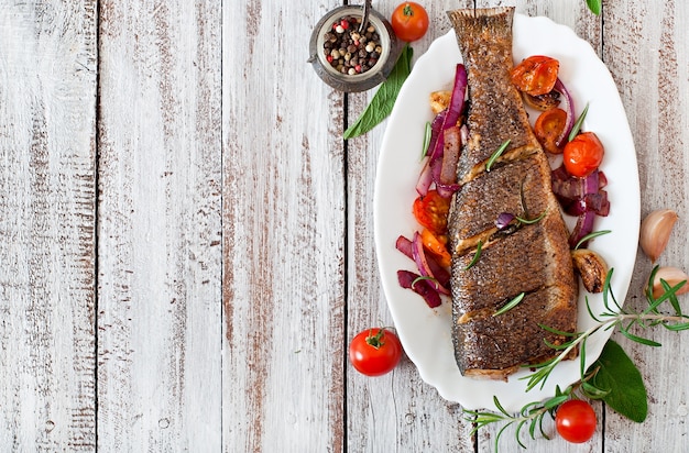 Free photo roasted seabass with vegetables