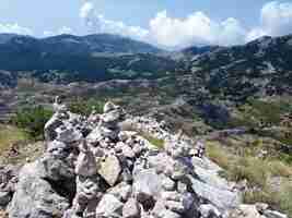 Foto gratuita roccia che equilibra sulla montagna nel montenegro