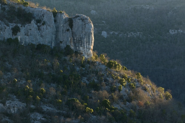 Free photo rock formations in the mountains in istria, croatia in autumn