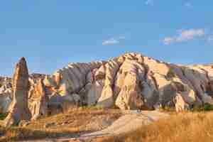 Foto gratuita formazioni rocciose nella valle delle rose capadoccia a goreme, turchia