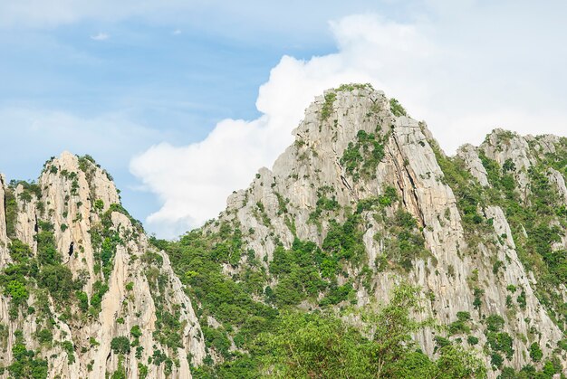 タイ・ナコンサワン県の青い空と岩の山
