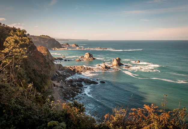 Free photo rocks and cliffs on the beach during daytime