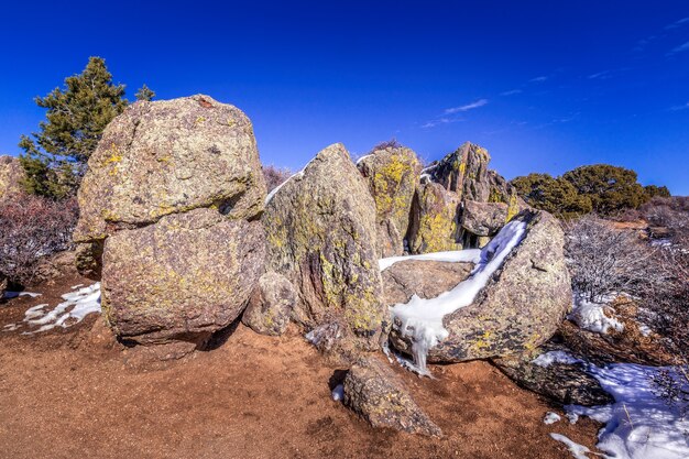 コロラド州ガニソン国立公園のブラックリバーにある雪の岩