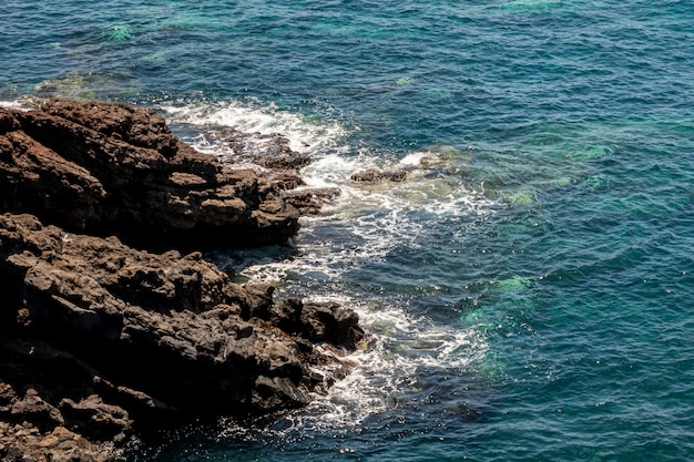 ターコイズブルーの海と岩の多い海岸