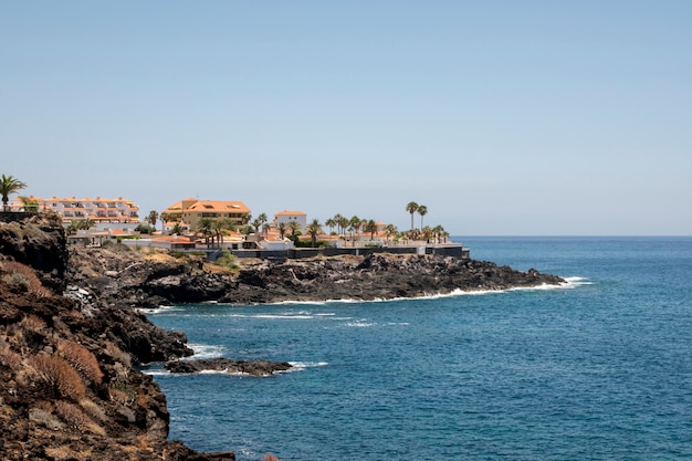 Free photo rocky littoral with clear sky