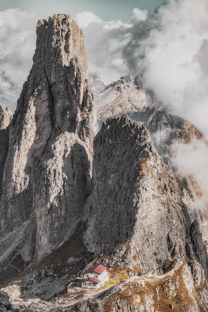 Foto gratuita paesaggio di montagne rocciose