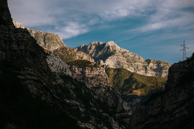 Скалистые горы под солнечным светом в Мостаре, Босния и Герцеговина