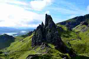 Foto gratuita pinnacoli rocciosi all'old man of storr.