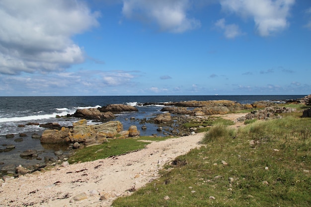 Hammer Odde, Bornholm, 덴마크에서 여름 날에 바위 같은 바다 경치