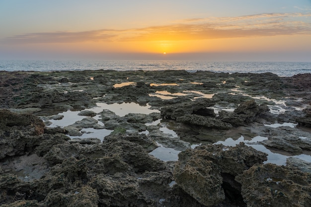 スペイン、ザホラの日没時に岩が多い海岸