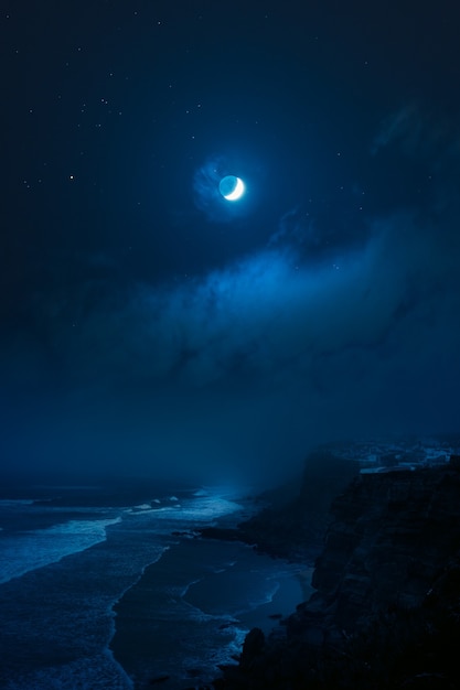 무료 사진 보름달 아래 바위 해안