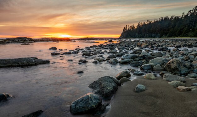 日没時に海岸の岩と岩の多い海岸