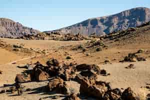 Foto gratuita valle rocciosa con cielo sereno