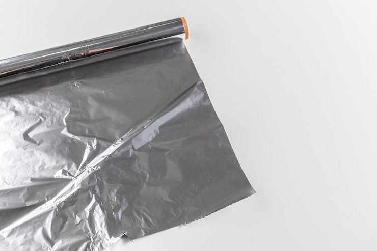 Free Photo roll of aluminum foil isolated on white background