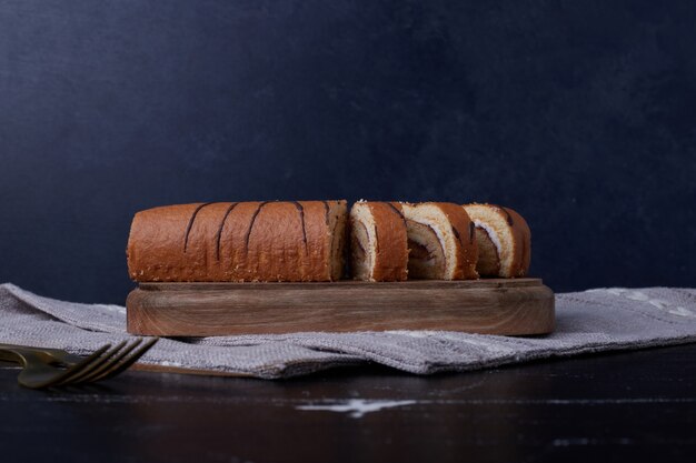 Roll cake slices on a wooden board.