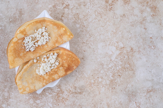 Foto gratuita arrotolare le frittelle con ricotta e latte