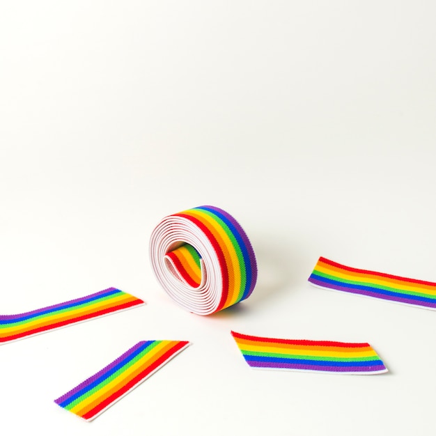 Рулон ленты и ленты в ярких цветах ЛГБТ