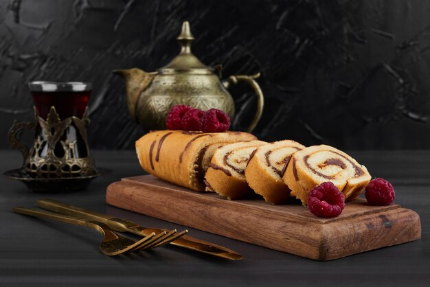 Rollcake slices with a glass of tea. 