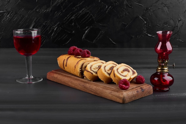 Rollcake con un bicchiere di vino.