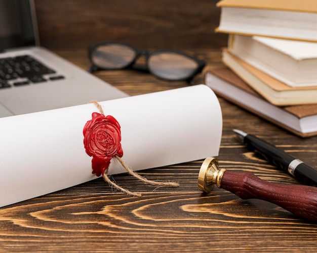 Foto gratuita certificato di diploma di laurea arrotolato