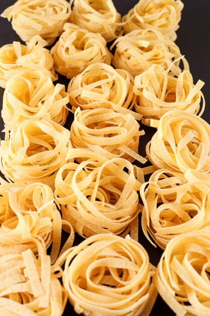 검은 표면에 tagliatelle를 압 연