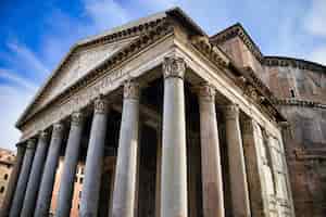 Бесплатное фото Римский пантеон при дневном свете с ярким голубым небом рим италия