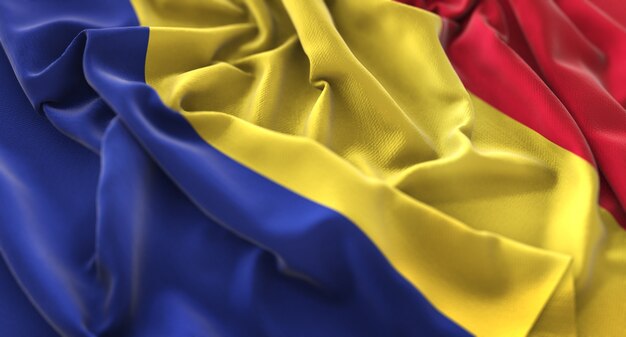 Румынский флаг украшен красиво размахивая макросом крупным планом