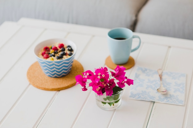 Foto gratuita arrangiamento romantico della colazione