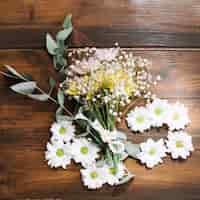 Free photo romantic bouquet arranged with daisies