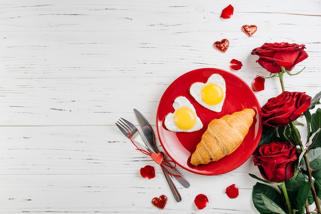 Бесплатное фото Романтический завтрак на светлом деревянном столе