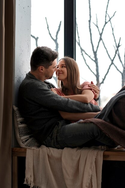 ロマンチックなカップルが自宅でバレンタインデーを一緒に祝っている