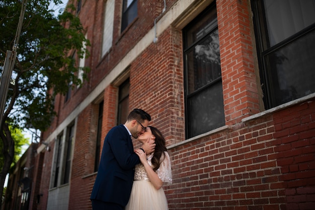 Foto gratuita coppia romantica in città abbracciata dopo il fidanzamento