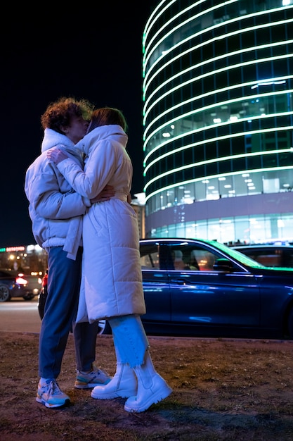 Free photo romantic couple in the city at night