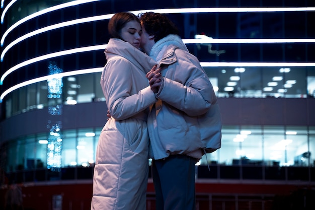 Free photo romantic couple in the city at night