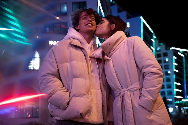 Free photo romantic couple in the city at night